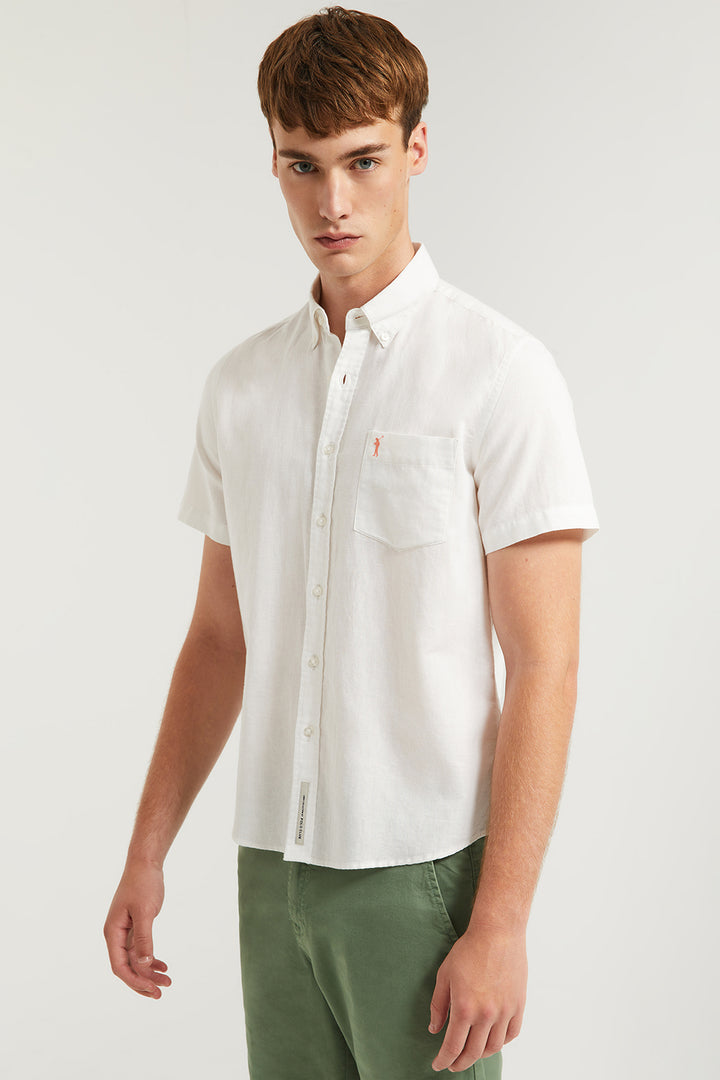 Camisa blanca de lino con bolsillo en el pecho y  logo Rigby Go