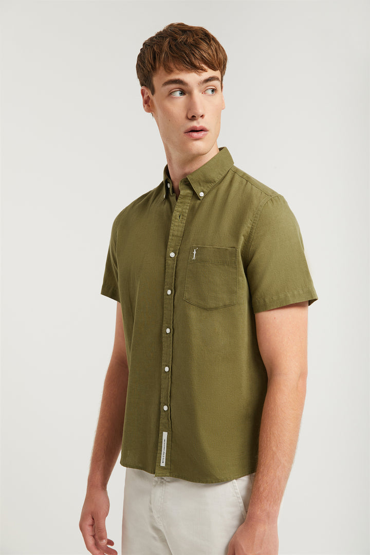 Camisa caqui de lino con bolsillo en el pecho y  logo Rigby Go