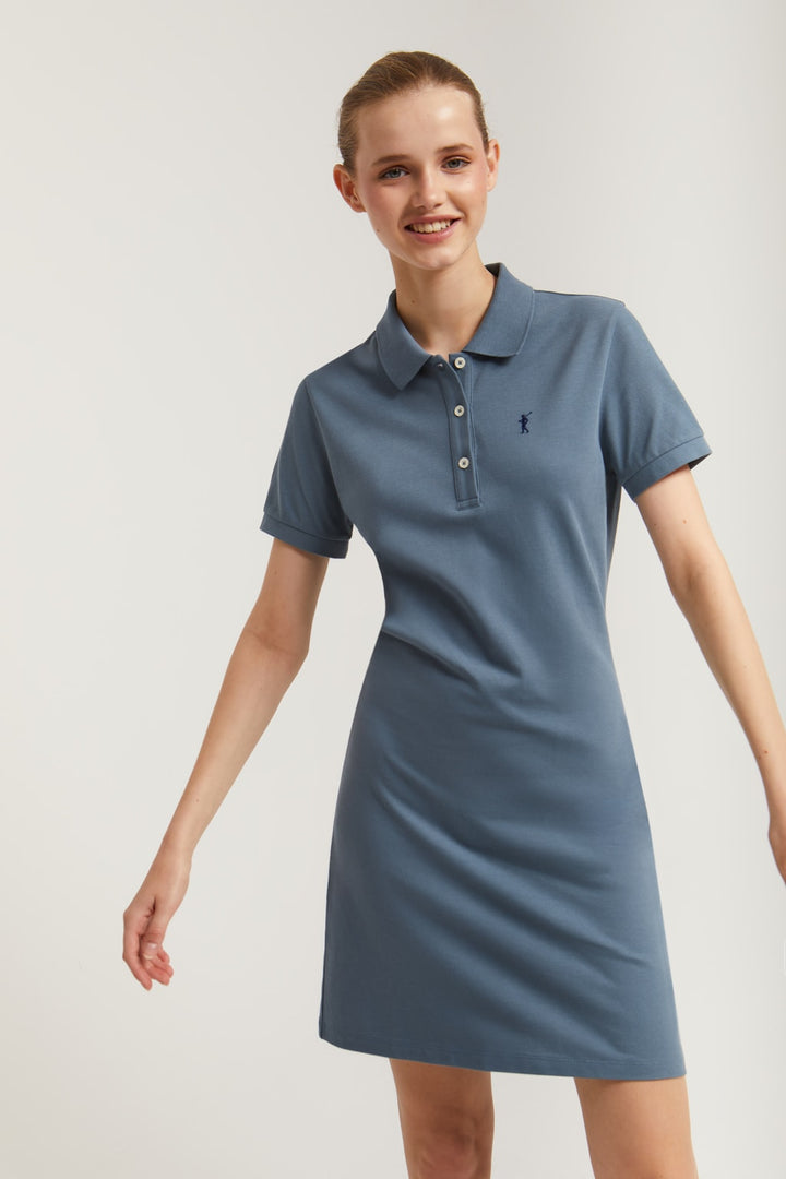 Vestido tipo polo de manga curta azul denim com bordado Rigby Go