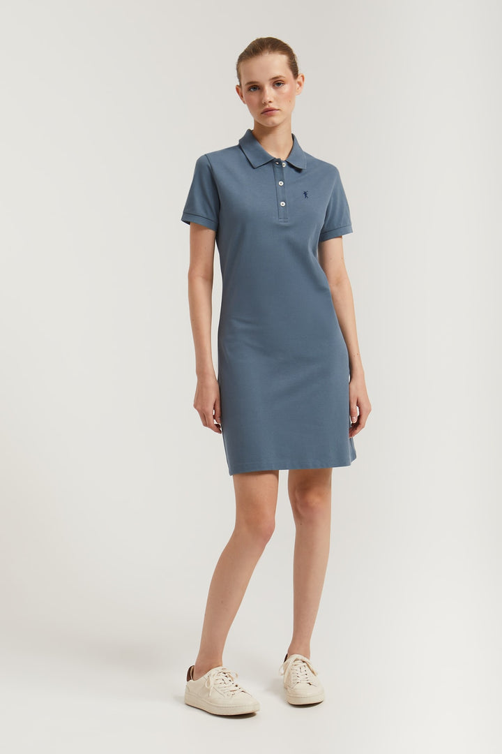 Vestido tipo polo de manga curta azul denim com bordado Rigby Go
