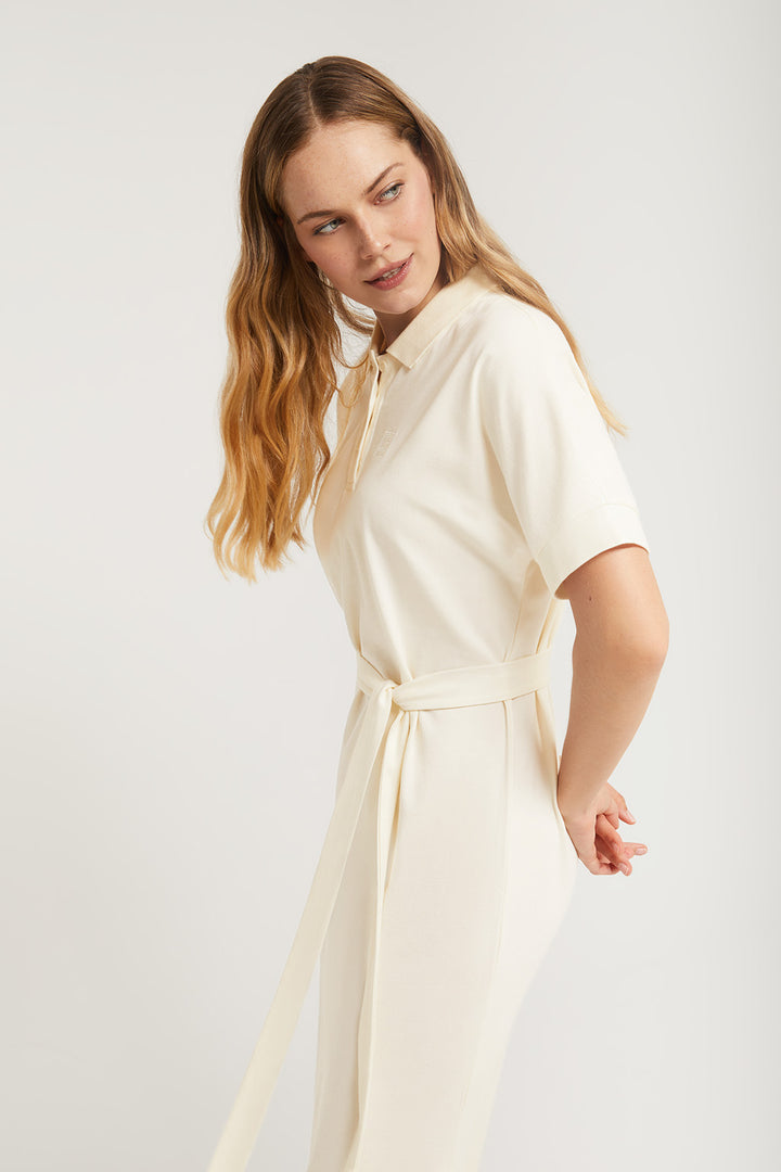 Vestido beige com manga dolman e bordado no mesmo tom