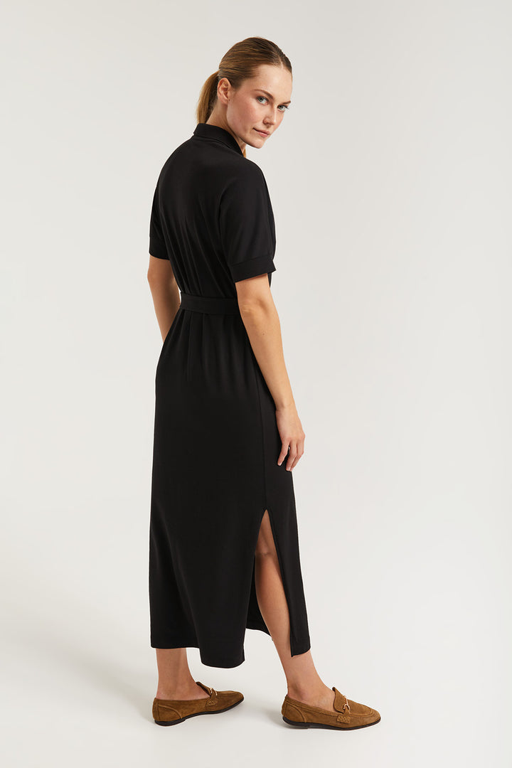 Vestido preto com manga dolman e bordado no mesmo tom