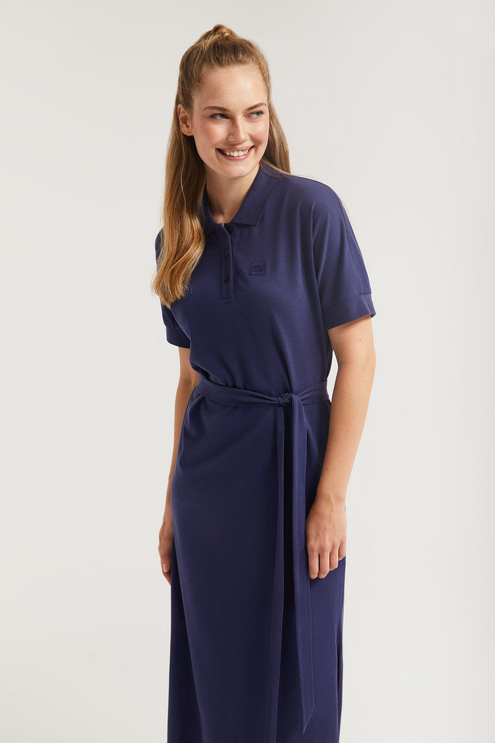 Vestido azul marinho com manga dolman e bordado no mesmo tom