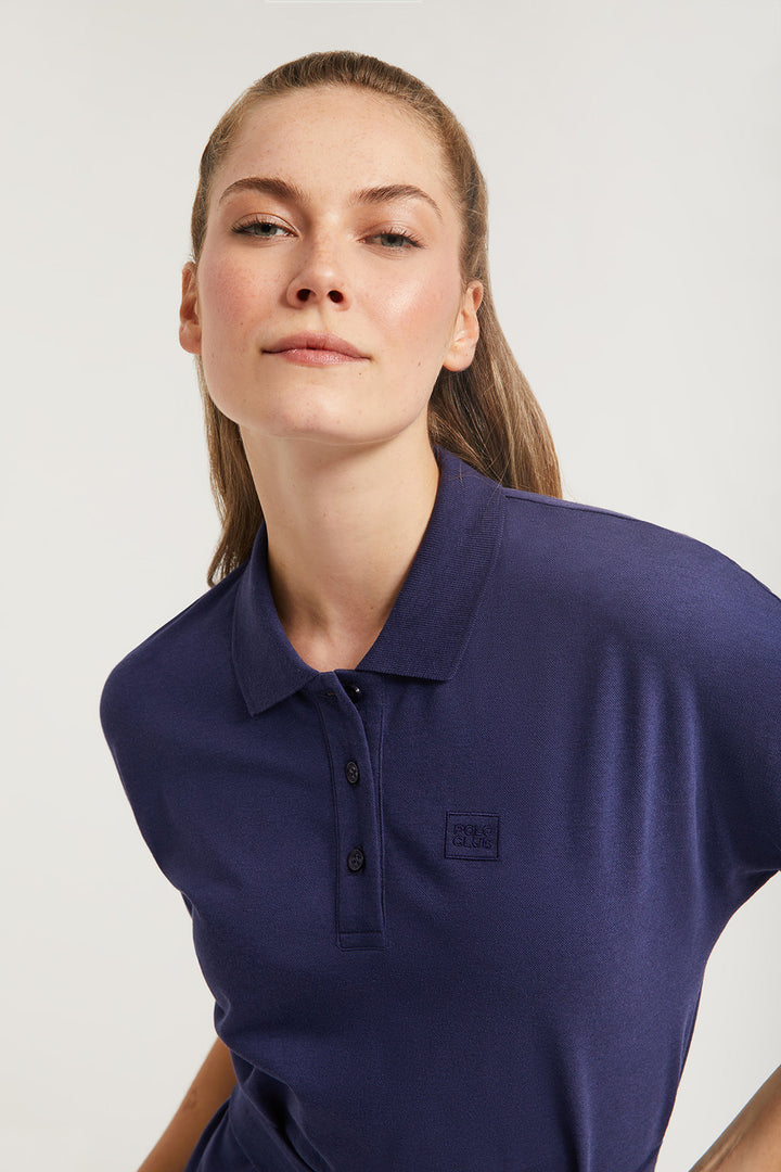 Vestido azul marinho com manga dolman e bordado no mesmo tom
