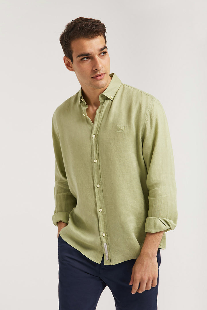 Camisa de lino verde con logo bordado