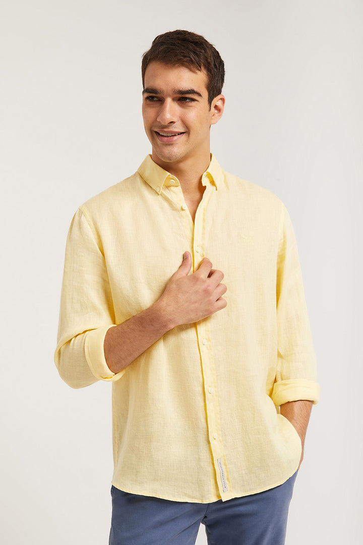 Camisa de lino amarilla con logo bordado