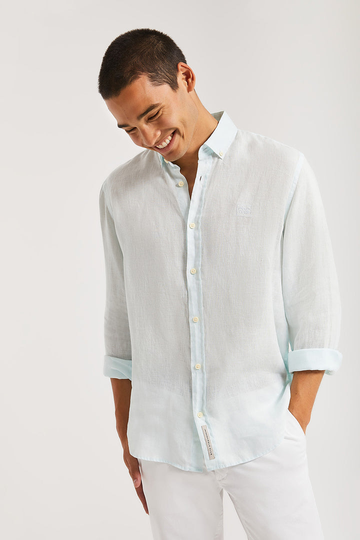 Camisa de lino azul claro con logo bordado