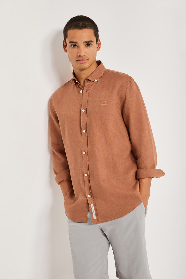 Camisa de linho castanha com logótipo bordado