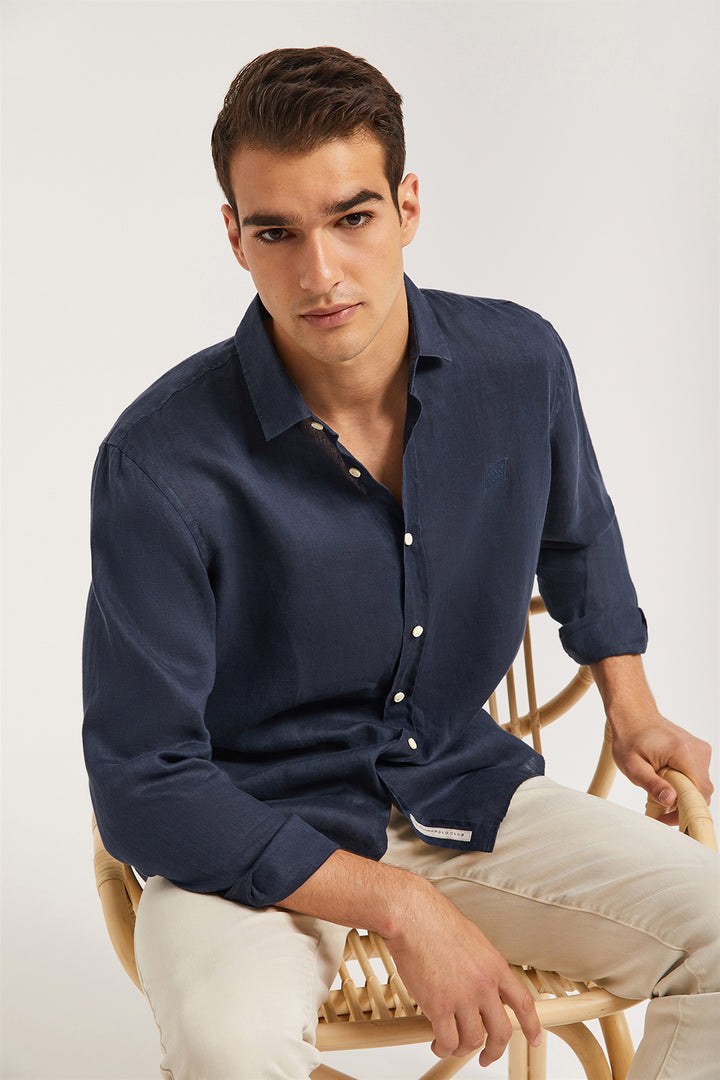Camisa de linho azul marinho com gola francesa e logótipo bordado
