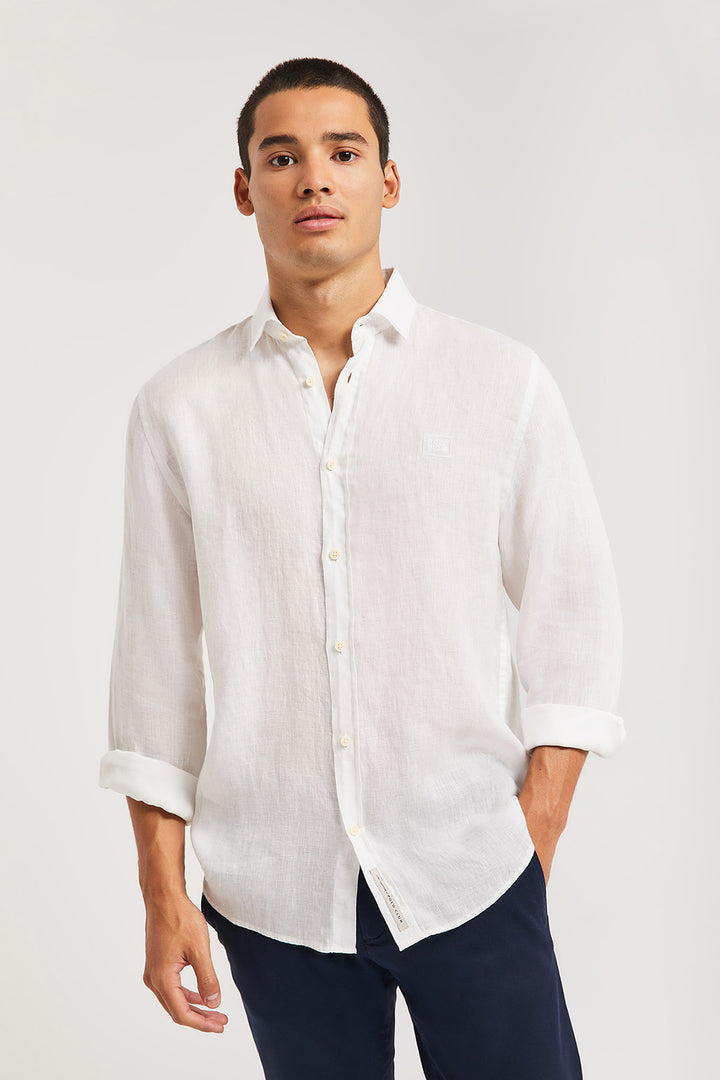 Camisa de lino blanca de cuello francés y logo bordado