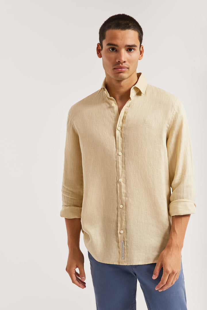 Camisa de lino beige de cuello francés y logo bordado