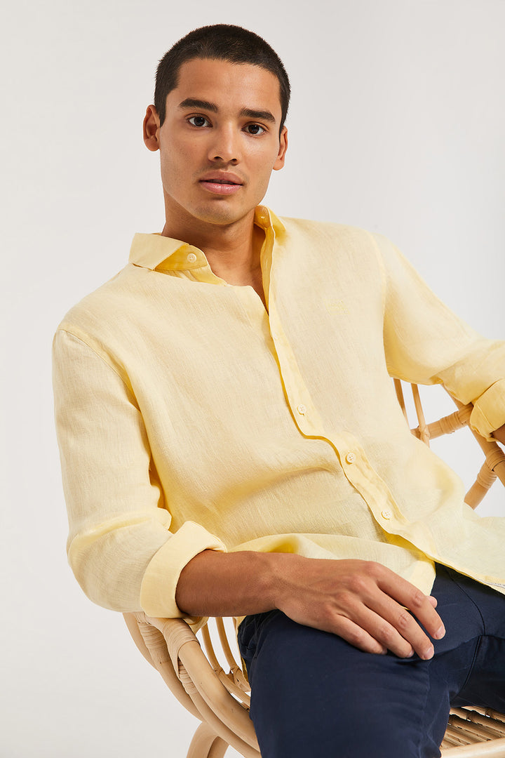 Camisa de lino amarilla de cuello francés y logo bordado