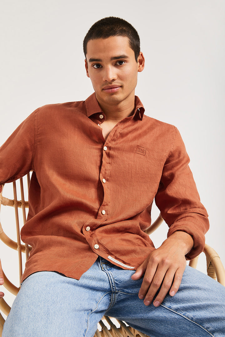 Camisa de lino color caldera de cuello francés y logo bordado