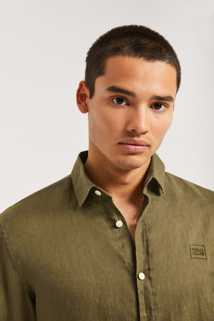 Camisa de lino caqui de cuello francés y logo bordado