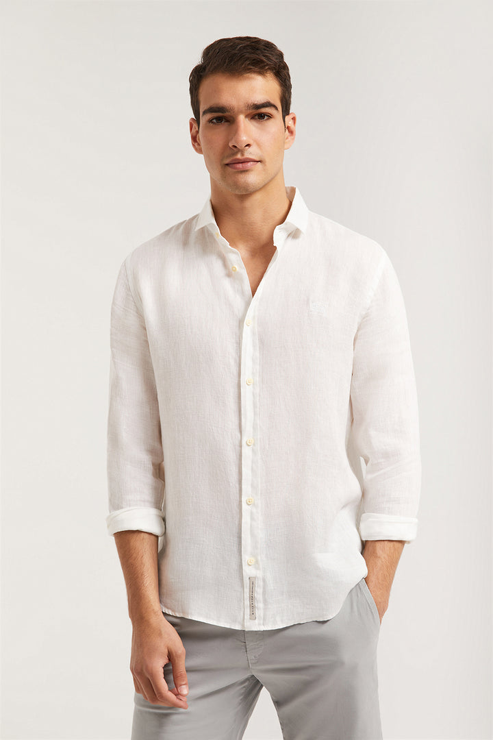 Camisa de lino blanca custom fit y logo bordado