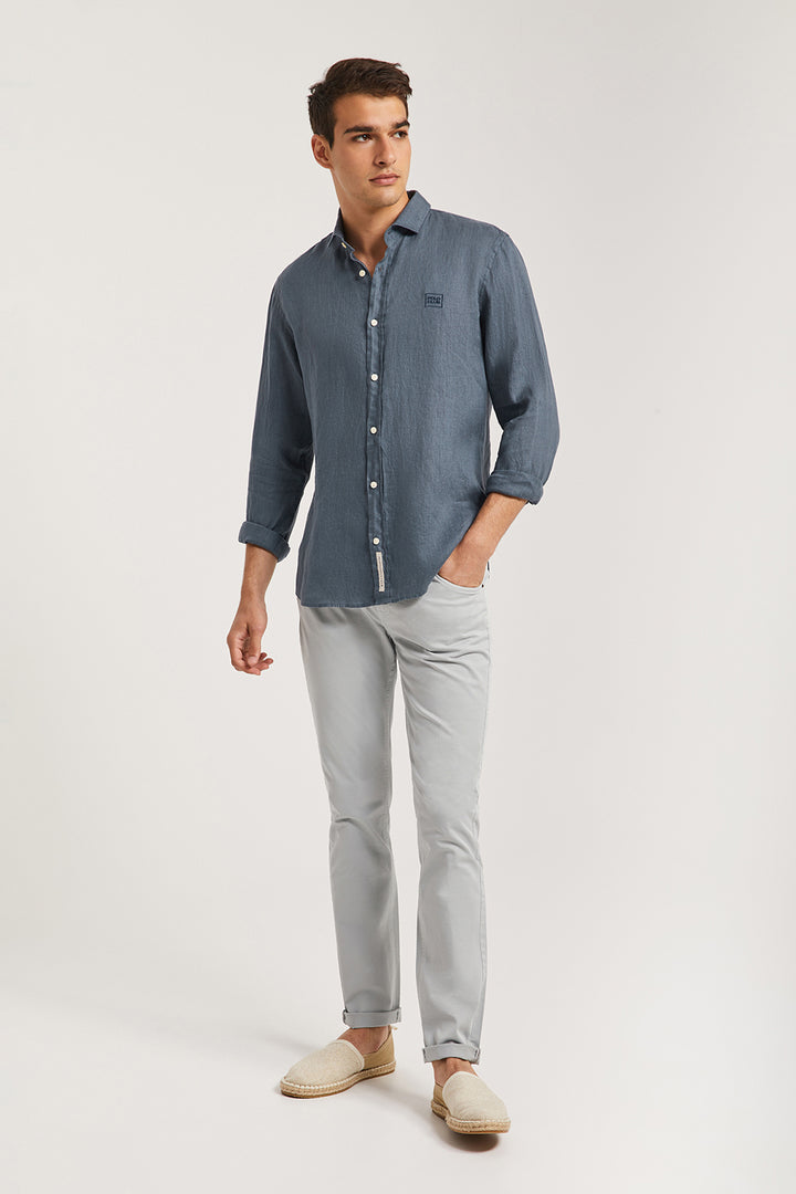 Camisa de lino azul denim custom fit y logo bordado