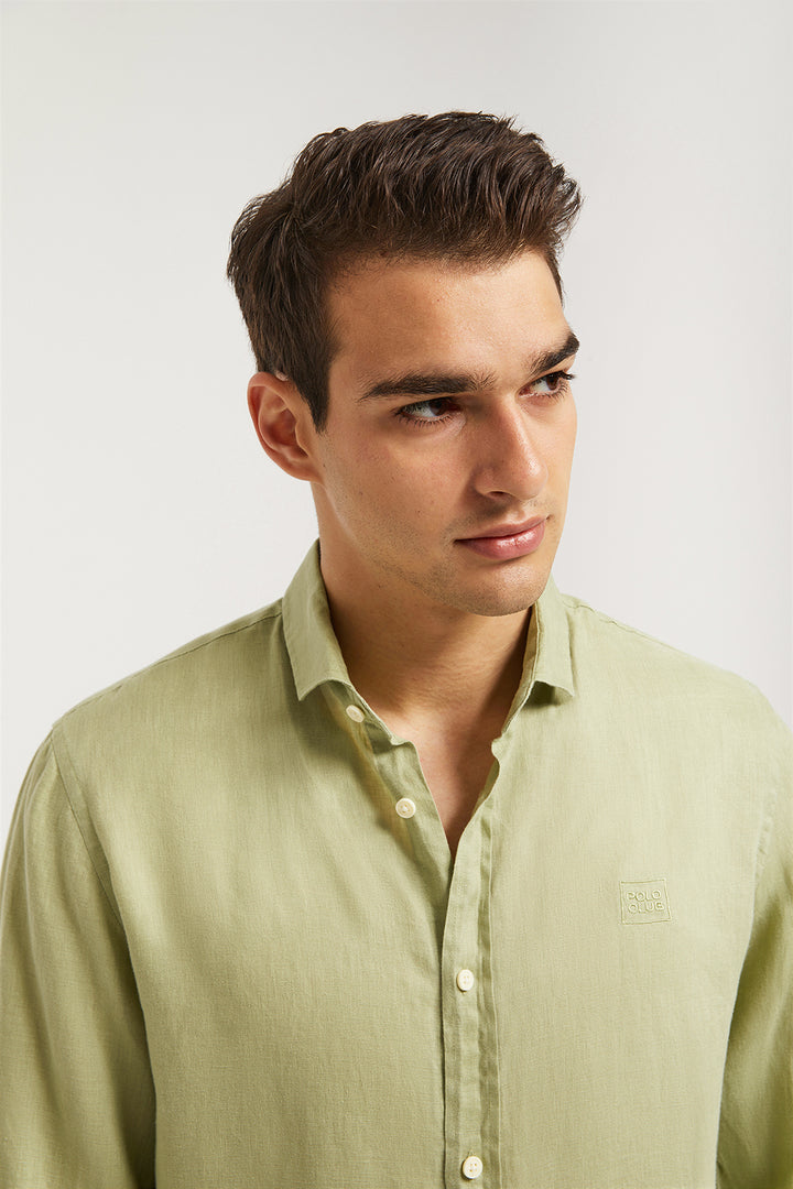 Camisa de lino verde custom fit y logo bordado