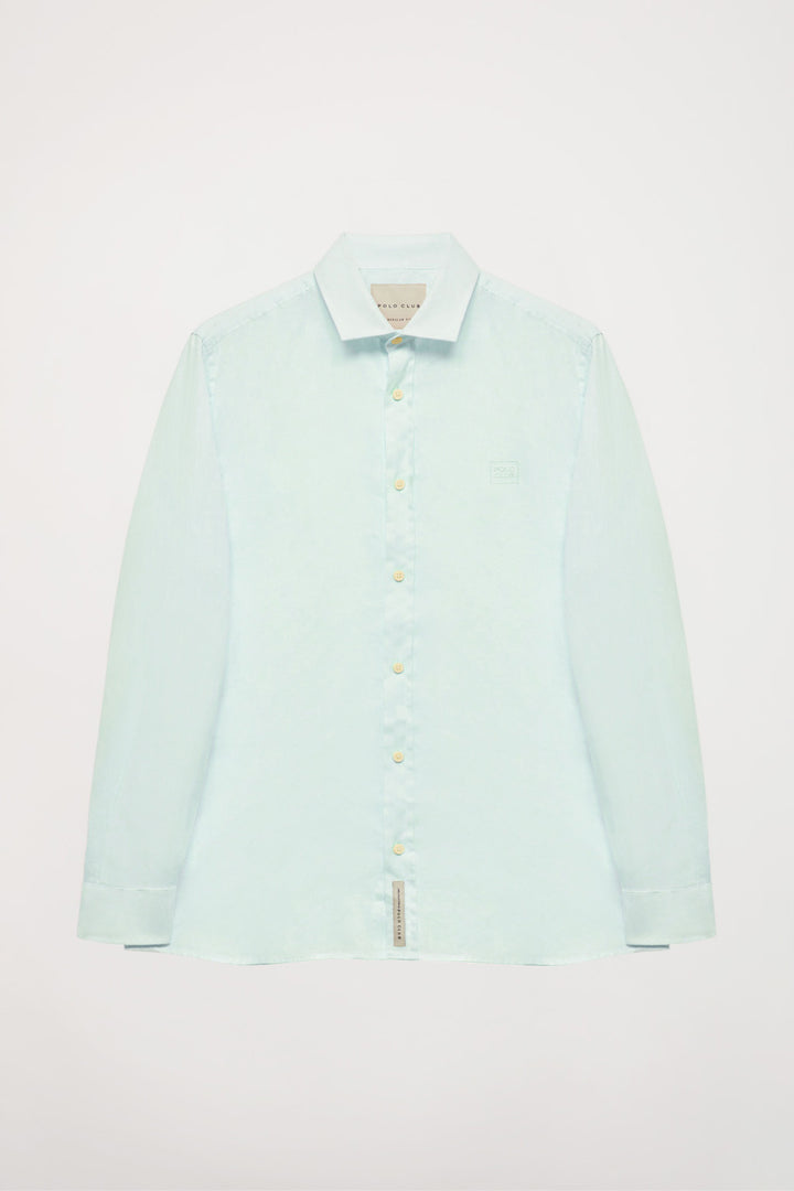 Camisa de lino azul claro custom fit y logo bordado
