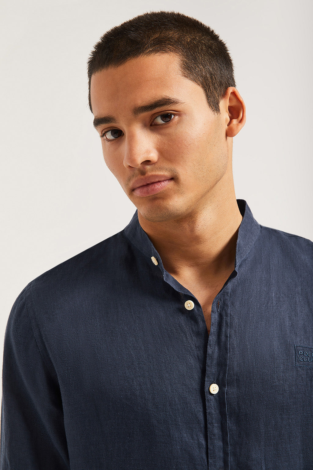 Camisa de lino marino con cuello mao y logo bordado – Polo