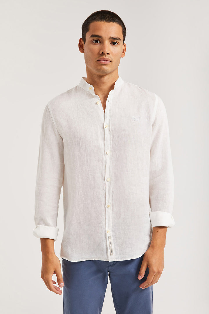 Camisa de lino blanca con cuello mao y logo bordado