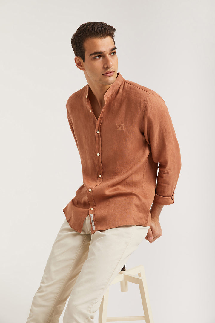 Camisa de linho castanha com gola mao e logótipo bordado
