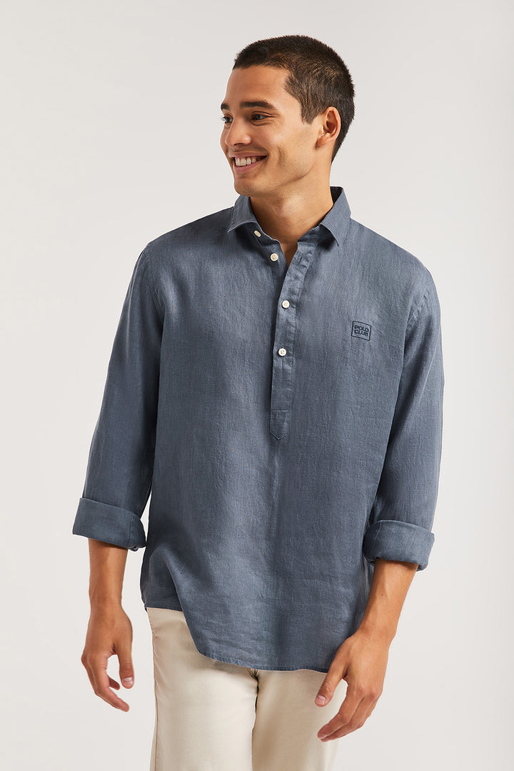 Camisa polera azul denim custom fit con logo bordado