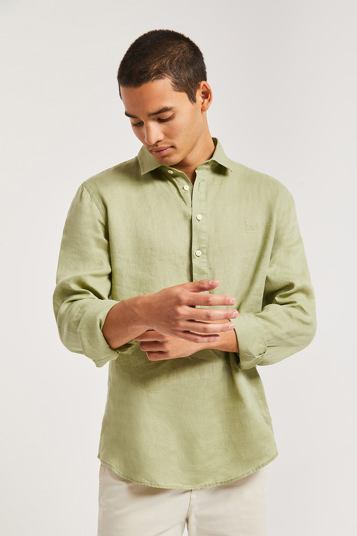 Camisa polera verde custom fit con logo bordado