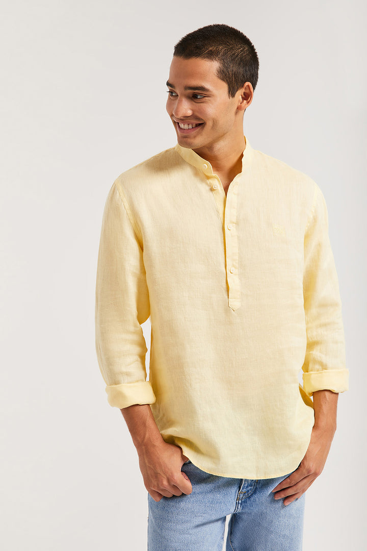 Camisa polera de lino amarilla con cuello mao
