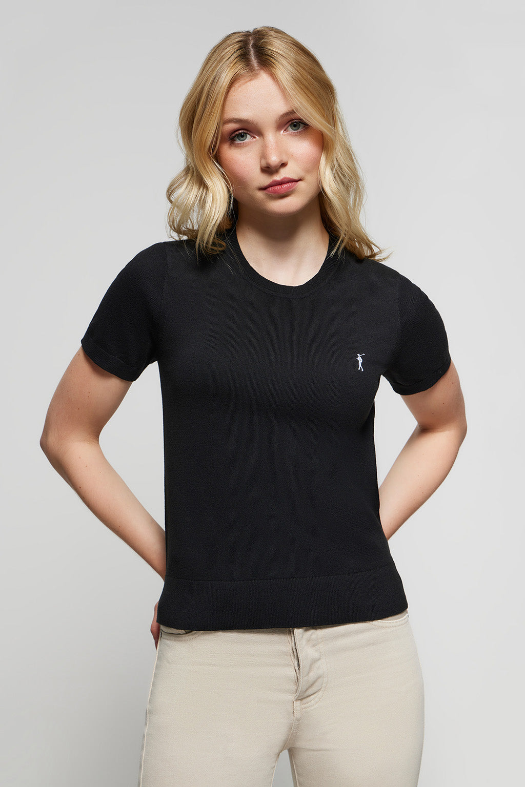 Polo negro cuello redondo online