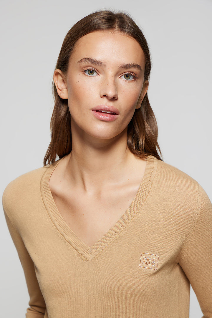 Jersey básico color camel de cuello pico y logo bordado al tono