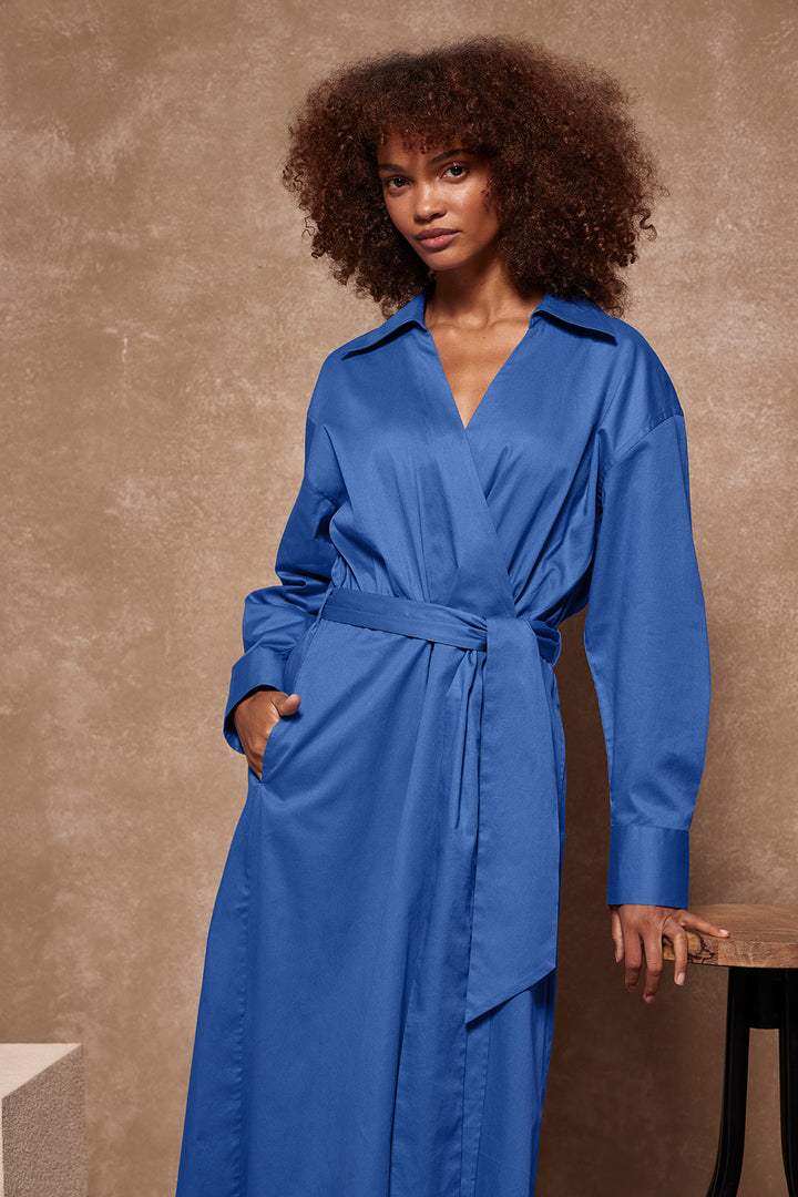 Vestido comprido Capri azul royal com pormenor no decote