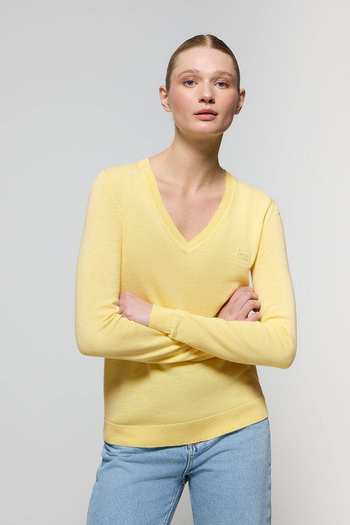 Camisola básica amarelo suave com decote em bico e logotipo bordado no mesmo tom
