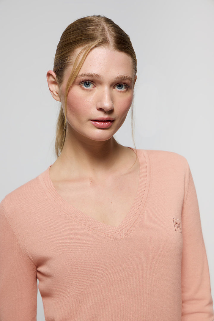 Pale-pink V-neck basic jumper with embroidered logo in matching colour