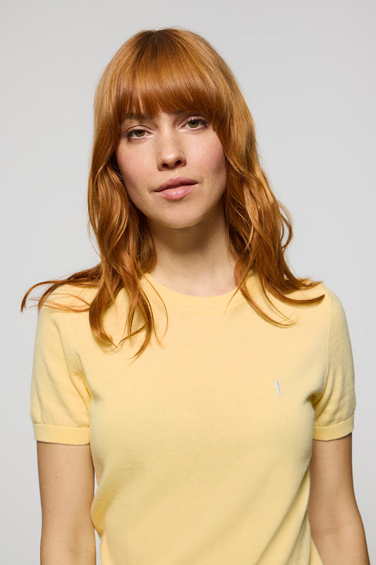 Light-yellow short-sleeve round-neck knit jumper with Rigby Go logo