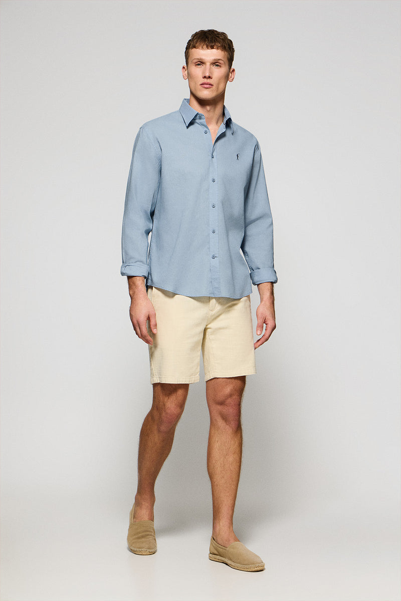 Camisa Azul Combinacion De Pantalon Beige Hombre Pantalon Caqui