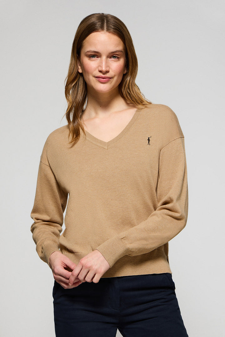 Jersey color caramelo vigoré de punto con cuello de pico y logo bordado Rigby Go