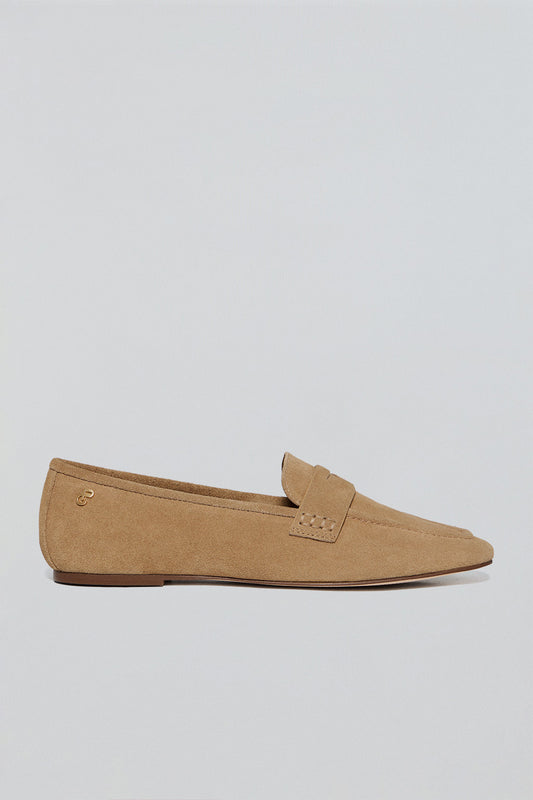 Mocasin Antonella camel de serraje con detalle metálico