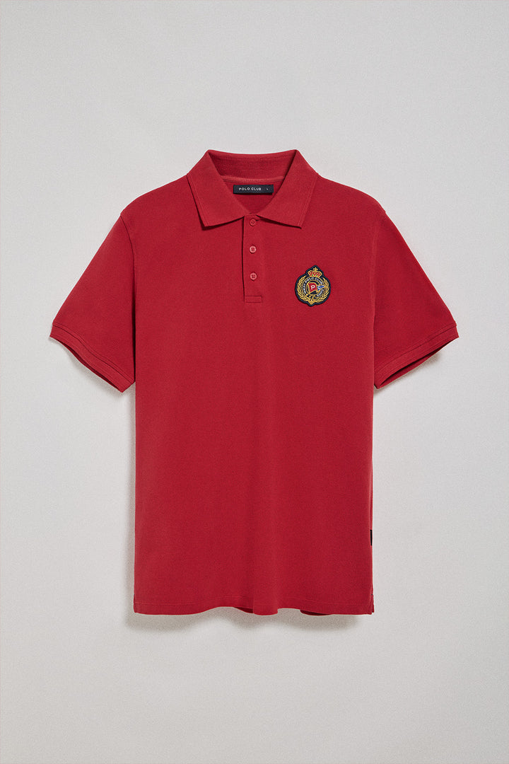 Polo Nautic vermelho com pormenor de emblema náutico no peito