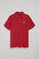 Polo Nautic vermelho com pormenor de emblema náutico no peito