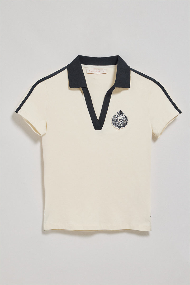 Polo cor crua sem botões e escudo náutico