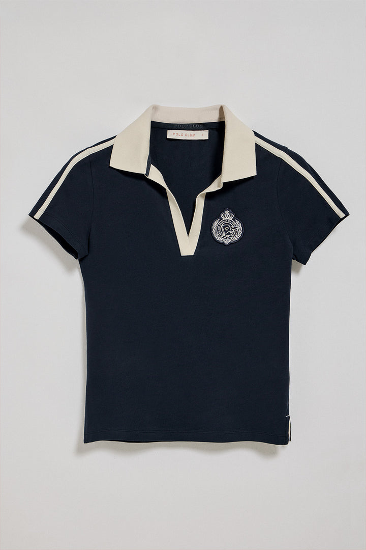 Polo azul marinho sem botões e escudo náutico