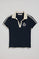 Polo azul marinho sem botões e escudo náutico