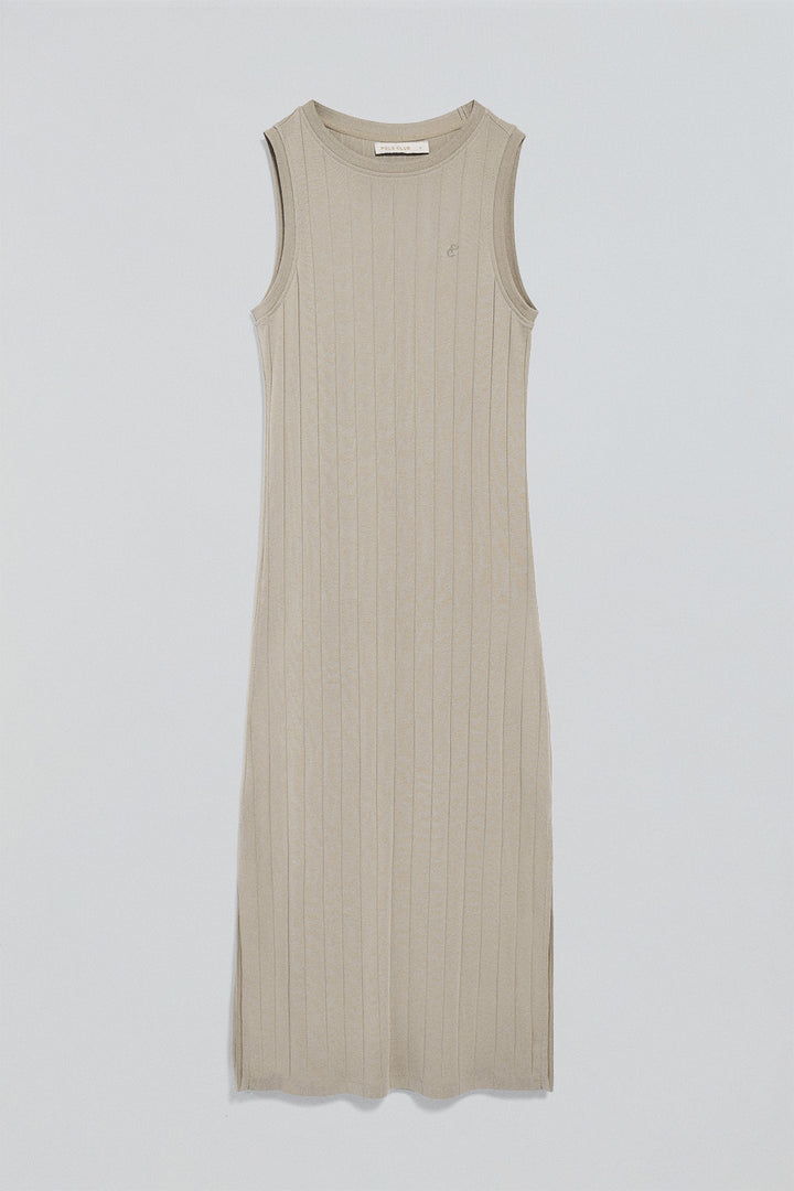 Vestido bege comprido e canelado com monograma bordado