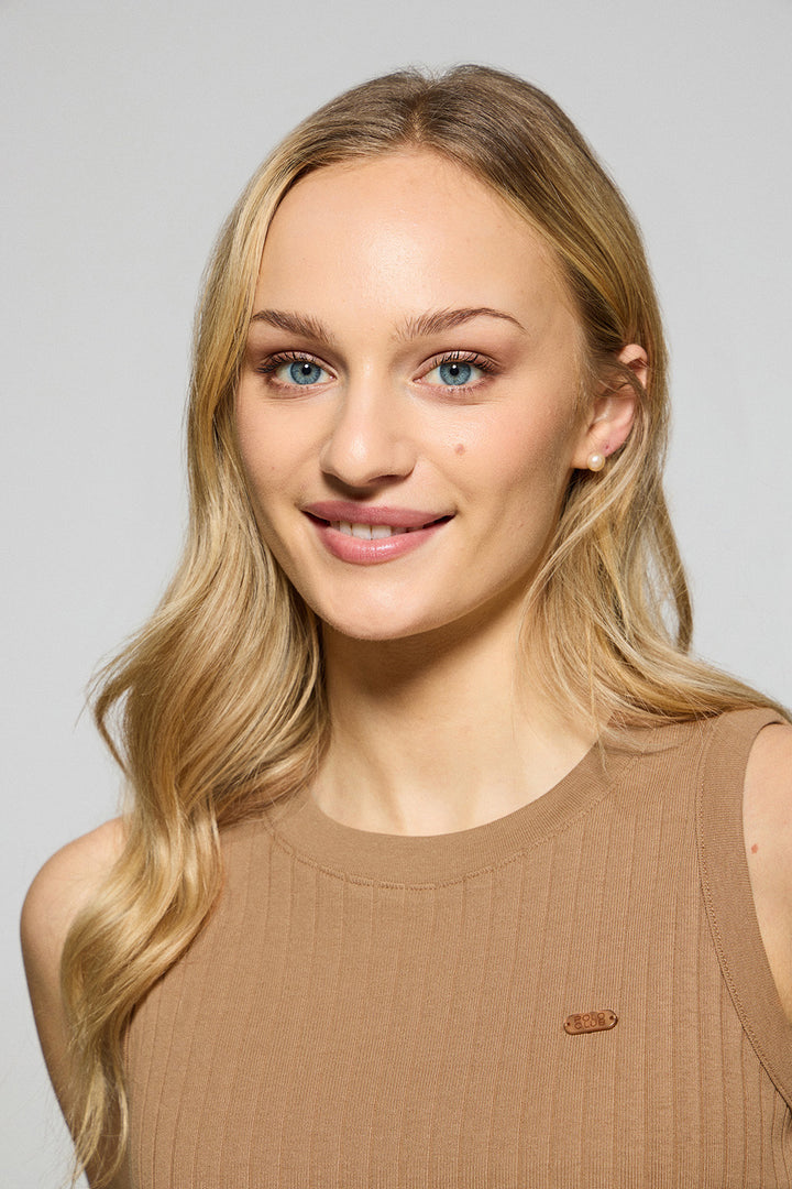 Camel ribbed tank top Tamika with Polo Club pearly button