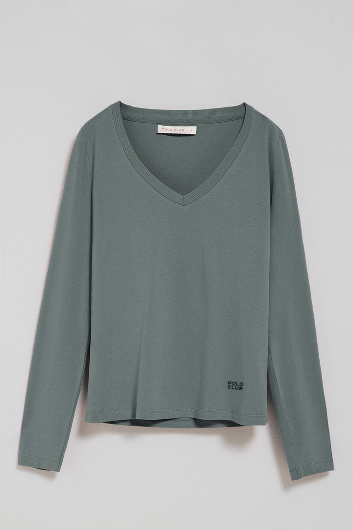 Camiseta gris piedra básica de cuello pico con logo engomado