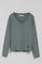 Camiseta gris piedra básica de cuello pico con logo engomado