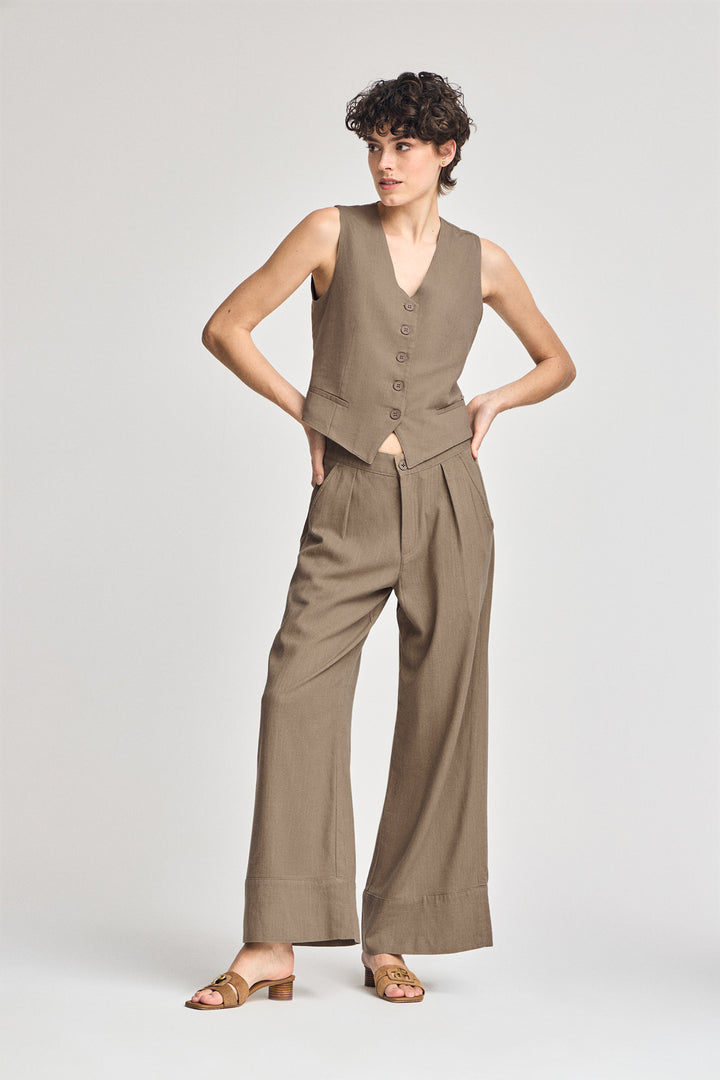 Taupe vest Deia in cotton and linen with Polo Club details