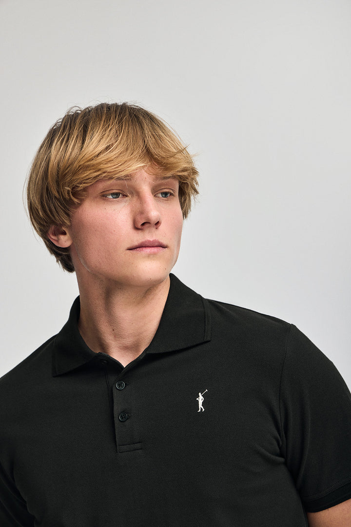 Koszulka polo w kolorze czarnym, z krótkim rękawem, trzema guzikami i wyszywanym logo Rigby Go