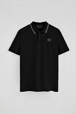 Polo negro de manga corta y dos botones con detalle en el pecho