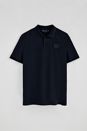 Polo azul marino de manga corta y dos botones con detalle en el pecho